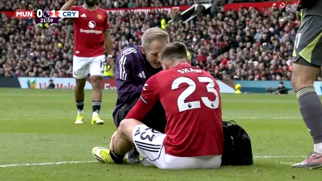 曼联赢球一主力却疑似重伤，马奎尔亦伤退！卡里克坚称二人只是不适